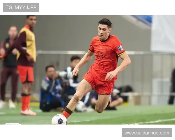 泰国队2防1强行上腿拜合拉木不满模仿对手动作遭黄牌警告