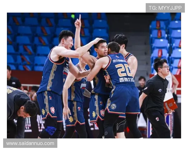 林葳延续外线干拔跳投风格四中十一展现快速出手稳定打法 林葳延续外线干拔跳投风格四中十一展现快速出手稳定打法