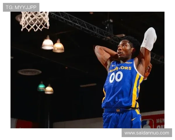 库明加高效爆发半场独砍16分三分精准助勇士占先机